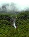 Норвегия.  Каскады йосемитского водопада  в горах. покрытых туманом на железной дороге Фломсбана